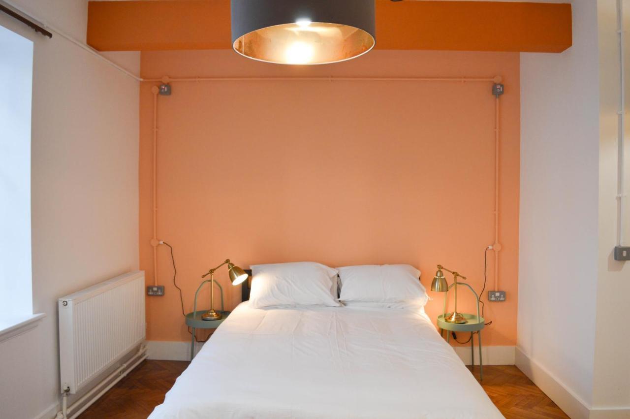 Zimmer mit Queensize-Bett und Gemeinschaftsbad